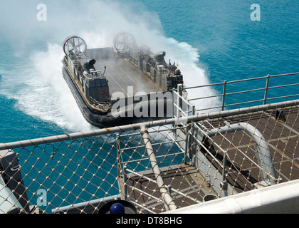 Ein Luftkissen Landungsboot nähert sich das Brunnen Deck der USS Bonhomme Richard. Stockfoto