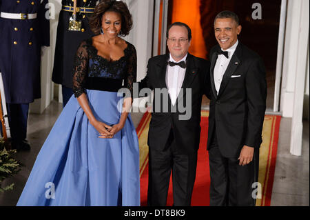 Washington DC, USA. 11. Februar 2014. U.S. President Barack Obama (R) und First Lady Michelle Obama willkommen French President Francois Hollande (C) State Dinner am nördlichen Portikus des weißen Hauses in Washington, D.C., Hauptstadt der Vereinigten Staaten, 11. Februar 2014. Die Vereinigten Staaten und Frankreich stehen Präsidenten der beiden Länder sagte einer Pressekonferenz am Dienstag in ein Zeichen der Solidarität für überarbeitete französisch-amerikanischen Beziehungen zusammen um Fragen von gemeinsamem Interesse. Bildnachweis: Zhang Jun/Xinhua/Alamy Live-Nachrichten Stockfoto