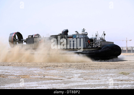 Ein Luftkissen-Landungsboot nähert sich die Ufer des Lagers Al-Galail, Qatar. Stockfoto