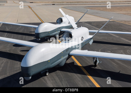 Zwei MQ - 4C Triton unbemannte Luftfahrzeuge auf dem Rollfeld. Stockfoto