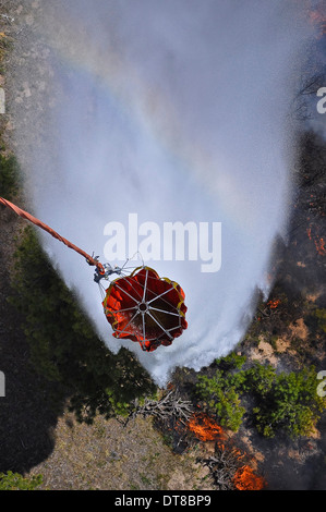 UH-60 Black Hawk Hubschraubern führen Sie Wassertropfen mit Bambi Buckets. Stockfoto