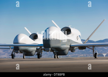 Zwei MQ - 4C Triton unbemannte Luftfahrzeuge auf dem Rollfeld. Stockfoto