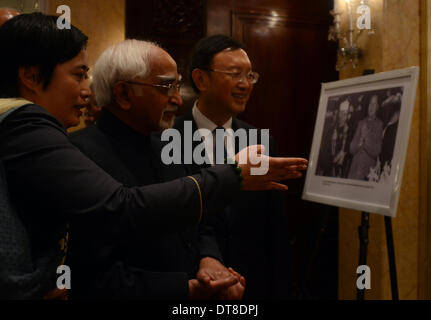 Neu-Delhi, Indien. 11. Februar 2014. Indian Vice President Mohammad Hamid Ansari (C) und Chinese State Councilor Yang Jiechi (R) Blick auf ein Foto des späten chinesischen Staatschef Vorsitzenden Mao Zedong und Indiens erster Premierminister Jawaharlal Nehru während der Startschuss-Zeremonie der Jahr von China und Indien freundliche Börsen in New Delhi, Indien, 11. Februar 2014. Yang Jiechi und Mohammad Hamid Ansari am Dienstag startete freundlich Jahr von China und Indien-Austausch. © Partha Sarkar/Xinhua/Alamy Live-Nachrichten Stockfoto