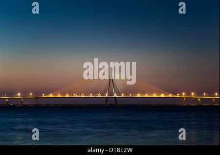 Abends Sonnenuntergang die Hauptspannweite der Brücke Bandra Worli Sea Link. Ein Beweis für die technologische Entwicklung Indiens. Stockfoto
