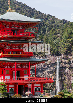 Seigantoji Tempel und Nachi Wasserfall das wunderbare Wahrzeichen im Frühjahr, Wagayama Japan Stockfoto