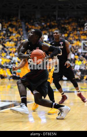 Wichita, Kansas, USA. 11. Februar 2014. 11. Februar 2014: Southern Illinois Salukis Guard Anthony Beane (25) nimmt den Ball stark in den Korb in der zweiten Hälfte Aktion während der NCAA Basketball Spiel zwischen der Southern Illinois Salukis und die Wichita State Shockers in Charles Koch Arena in Wichita, Kansas. Kendall Shaw/CSM/Alamy Live-Nachrichten Stockfoto