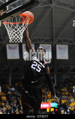 Wichita, Kansas, USA. 11. Februar 2014. 11. Februar 2014: Southern Illinois Salukis Guard Anthony Beane (25) wirft dieser Dunk für zwei seiner Spiel hoch 25 Punkte bei den NCAA Basketball-Spiel zwischen der Southern Illinois Salukis und die Wichita State Shockers in Charles Koch Arena in Wichita, Kansas. Kendall Shaw/CSM/Alamy Live-Nachrichten Stockfoto