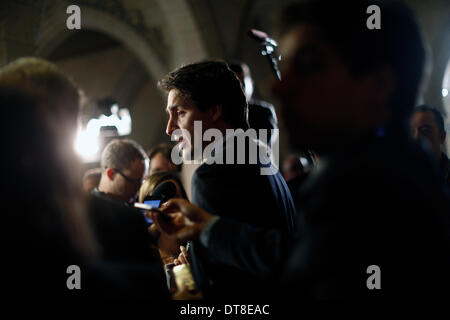 Ottawa, Kanada. 11. Februar 2014. Liberale Parteichef Justin Tudeau spricht mit Reportern über den neuen Bundeshaushalt von Finanzminister Jim Flaherty am Parliament Hill in Ottawa, Kanada, 11. Februar 2014 vorgestellt. Jim Flaherty am Dienstag enthüllt einen föderalen Haushalt einen Überschuss im Jahr 2015 zu projizieren. © David Kawai/Xinhua/Alamy Live-Nachrichten Stockfoto