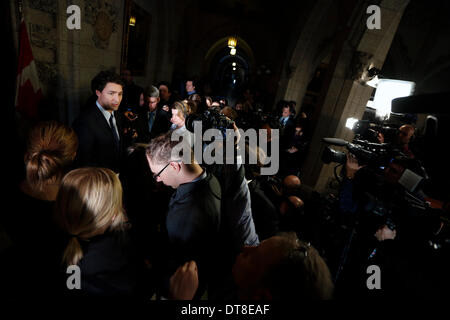 Ottawa, Kanada. 11. Februar 2014. Liberale Parteichef Justin Tudeau spricht mit Reportern über den neuen Bundeshaushalt von Finanzminister Jim Flaherty am Parliament Hill in Ottawa, Kanada, 11. Februar 2014 vorgestellt. Jim Flaherty am Dienstag enthüllt einen föderalen Haushalt einen Überschuss im Jahr 2015 zu projizieren. © David Kawai/Xinhua/Alamy Live-Nachrichten Stockfoto
