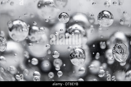 Abstrakte schwarz-weiß Fotohintergrund mit Luftblasen in Glaskugel Stockfoto