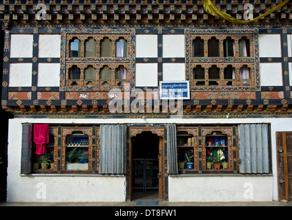 Kaufen Sie in einem typischen bhutanischen Gebäude, Paro, Bhutan ein Stockfoto