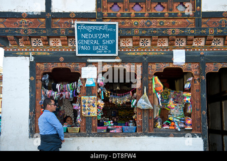 Bhutan Mann Einkaufen in einem lokalen Gemischtwarenladen, Paro, Bhutan Stockfoto