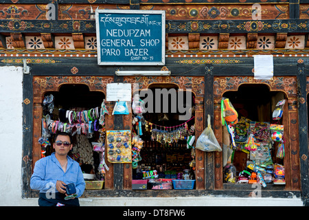 Bhutan Mann Einkaufen in einem lokalen Gemischtwarenladen, Paro, Bhutan Stockfoto