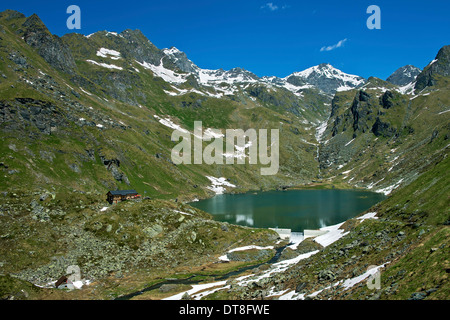 Berghütte Cabane de Louvie am See Louvie peak Becca d'Agè hinter Val de Bagnes, Wallis, Schweiz Stockfoto