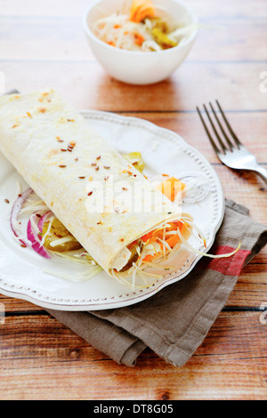 eingehüllt in Pita-Brot, Essen Nahaufnahme Gemüsesalat Stockfoto