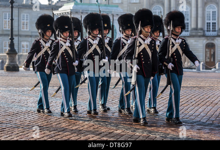 Die Wachablösung am königlichen Schloss Amalienborg, Kopenhagen, Dänemark Stockfoto