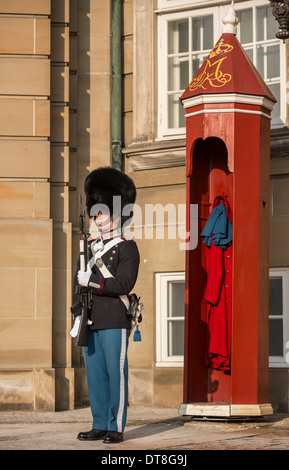 Königliche Wachablösung am königlichen Schloss Amalienborg, Kopenhagen, Dänemark Stockfoto