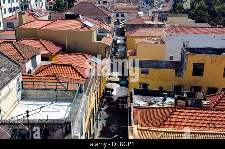 Ein Blick über Funchal Dächer der Stadt von der Seilbahn Fahrt nach Monte Palace Madeira Portugal Stockfoto