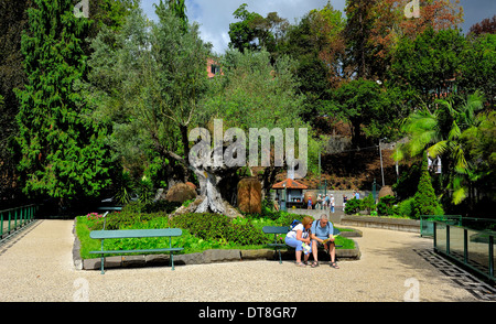 Ein Ehepaar mittleren Alters sitzen im Monte Palace Gardens Madeira Portugal Stockfoto