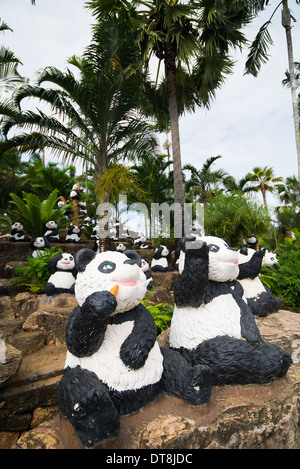 Panda-Bären-Skulpturen, Nong Nooch Tropical Garden und Resort, Thailand Stockfoto