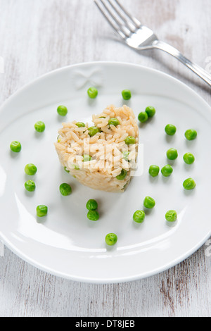 Vegetarisches Risotto mit Erbsen und Herzform Stockfoto