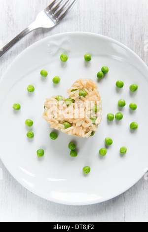 Vegetarisches Risotto mit Erbsen und Herzform Stockfoto