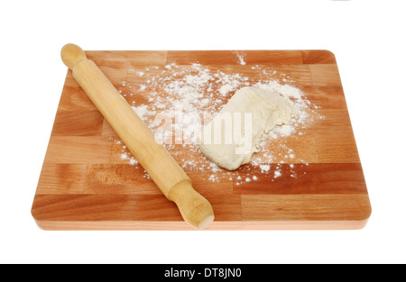 Gebäck, Mehl und einem hölzernen Nudelholz auf einem Buchenholz Essen Vorbereitung Brett isoliert gegen weiß Stockfoto