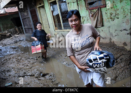 Jakarta, Indonesien. 12. Februar 2014. Anwohner waten durch Schlämmen verursacht durch Hochwasser in Kampung Pulo in Jakarta, der Hauptstadt von Indonesien, am 12. Februar 2014. Die Überschwemmungen, die mehrere Bereiche in Jakarta für einen Monat getroffen, 23 und 62.819 vertriebene Menschen getötet hatte, sagte ein Beamter. Bildnachweis: Veri Sanovri/Xinhua/Alamy Live-Nachrichten Stockfoto