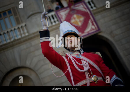 Barcelona, Spanien-12 Februar 2014. Mitglieder der Stadtpolizei paradieren vor Stadtrat von Barcelona in voller Uniform des Tages von Santa Eulalia, co-Patrón der Stadt. Bildnachweis: Jordi Boixareu/Alamy Live-Nachrichten Stockfoto