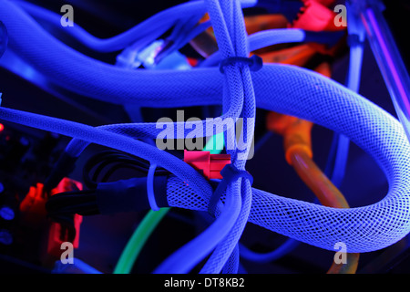 UV beleuchtet PC-Computer-Kabel Stockfoto