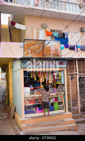 Indianerjunge Süßigkeiten aus einem Geschäft zu kaufen. Puttaparthi, Andhra Pradesh, Indien Stockfoto