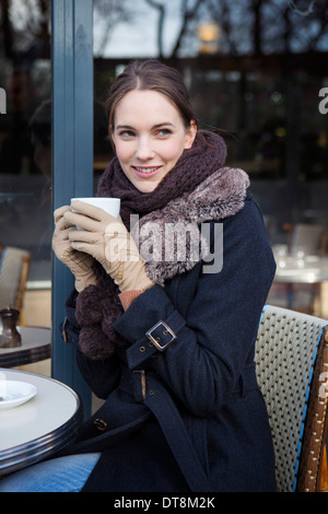 CAFE, TISCHE IM FREIEN Stockfoto