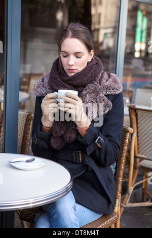 CAFE, TISCHE IM FREIEN Stockfoto