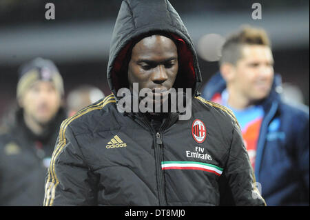 Neapel, Italien. 8. Februar 2014. Mailand Italienisch nach vorne Mario Balotelli lässt dem Feld Kopf nach unten am Ende der italienischen Serie A Fußballspiel zwischen SSC Napoli und dem AC Mailand im Stadio San Paolo am 8. Februar 2014. © Franco Romano/NurPhoto/ZUMAPRESS.com/Alamy Live-Nachrichten Stockfoto