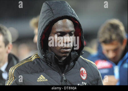 Neapel, Italien. 8. Februar 2014. Mailand Italienisch nach vorne Mario Balotelli lässt dem Feld Kopf nach unten am Ende der italienischen Serie A Fußballspiel zwischen SSC Napoli und dem AC Mailand im Stadio San Paolo am 8. Februar 2014. © Franco Romano/NurPhoto/ZUMAPRESS.com/Alamy Live-Nachrichten Stockfoto