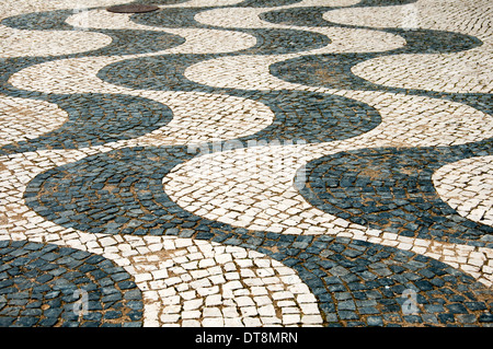 Wellenlinie Mosaik gepflasterte Straße in Luz Portugal Stockfoto