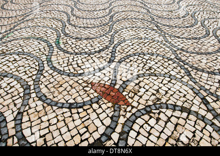 Kopfsteinpflaster Wellenlinie Mosaikmuster in der Straße, Luz Portugal Stockfoto