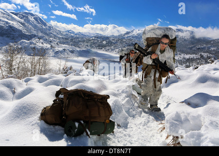 US Marine Lance Cpl. Eleanor Roper in das letzte Feld der sechstägigen Übung für Berg ausüben Wintertraining am Mountain Warfare Training Center 31. Januar 2014 in Bridgeport, CA. Stockfoto