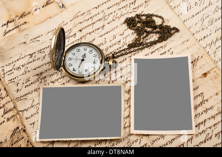 Buchstaben mit Bildern und Vintage Taschenuhr Stockfoto