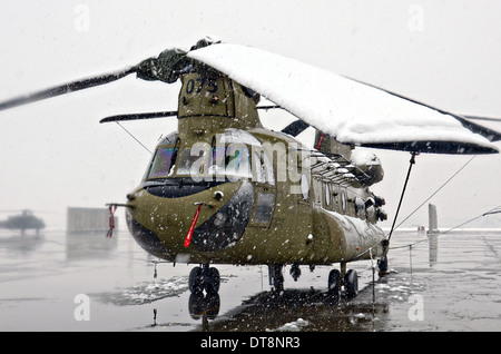 Schnee bedeckt uns Armee CH-47 Chinook Hubschrauber während eines Schneesturms Winter 6. Februar 2014 in Bagram Air Field, Afghanistan. Stockfoto