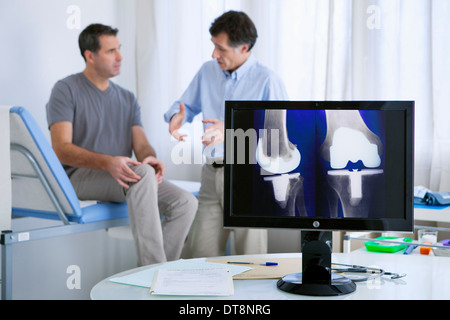 ORTHOPÄDIE-BERATUNG-MANN Stockfoto