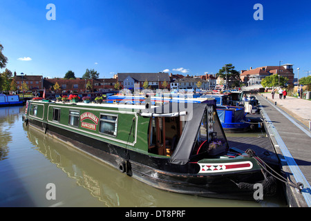 Narrowboats in die Bootsliegeplätze in Bancroft Gardens am Fluss Avon, Stratford-upon-Avon Stadt, Warwickshire, England; Großbritannien Stockfoto