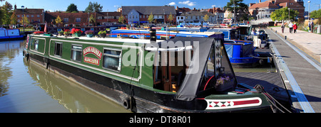 Narrowboats in die Bootsliegeplätze in Bancroft Gardens am Fluss Avon, Stratford-upon-Avon Stadt, Warwickshire, England; Großbritannien Stockfoto