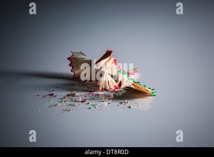 Eine Nahaufnahme Bild von Buntstift Späne, mit kleinen Betrag der farbigen führen liegen auf der Oberfläche. Stockfoto