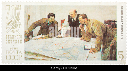 Briefmarke gedruckt in Russland zeigt Lenin Planungsstrategie mit zwei Generälen. 70. Jahrestag der russischen revolution Stockfoto