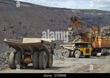 LKW mit Eisenerz auf der Tagebau-Website geladen werden Stockfoto