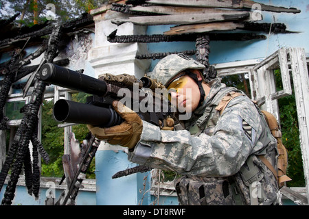 US-Soldat mit dem Ziel, sein Gewehr Stockfoto