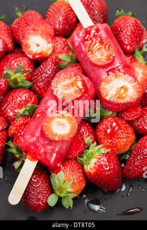 Eis. Erdbeer Eis Eis am Stiel. Makro, selektiven Fokus Stockfoto
