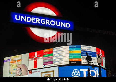 Plakatwände am Piccadilly Circus zu warnen, wie Streik der Londoner U-Bahn im Feierabendverkehr auswirkt Stockfoto