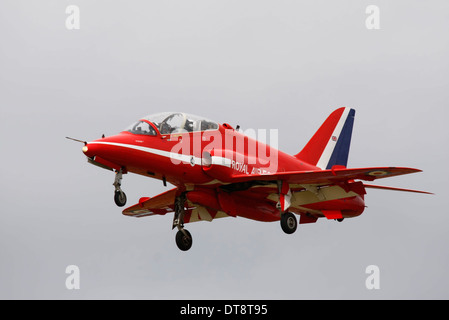 Red Arrow im Endanflug auf die Farnborough Air Show Piste nach Anzeige. Slighly bedecktem mit guter Detailwiedergabe. Stockfoto